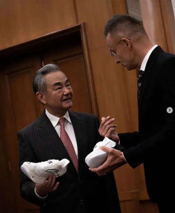 鼎合网配资 王毅赠送中国跑鞋，匈牙利外长立即在网上晒图！网友都在找同款，安踏：同色已售罄